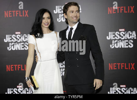 David Tennant et Krysten Ritter arrivent sur le tapis rouge à la première de Netflix nouvelle série originale du Marvel Jessica Jones au Regal E-Marche le 17 novembre 2015 à New York. Photo de John Angelillo/UPI Banque D'Images