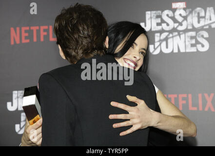 David Tennant et Krysten Ritter arrivent sur le tapis rouge à la première de Netflix nouvelle série originale du Marvel Jessica Jones au Regal E-Marche le 17 novembre 2015 à New York. Photo de John Angelillo/UPI Banque D'Images