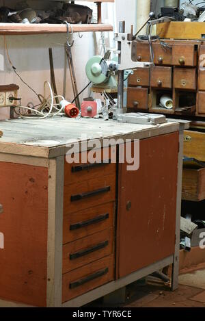 Outils à main sur la table et l'étagère dans l'atelier de maison malpropre Banque D'Images