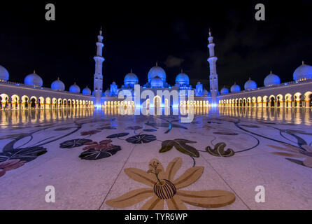 Grande Mosquée de Sheikh Zayed, Abu Dhabi, a été construit selon le souhait de tout premier Président des Emirats Arabes Unis. Banque D'Images