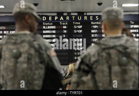 Deux hommes de la Garde nationale de l'armée américaine montent la garde parmi les voyageurs à Penn Station le 22 décembre 2015 dans la ville de New York. La sécurité demeure élevée au niveau du repère et les zones touristiques autour de Manhattan depuis le novembre Paris attaques terroristes qui ont tué plus de 100 personnes. Photo de John Angelillo/UPI Banque D'Images