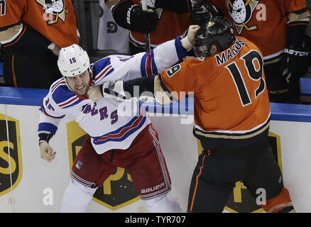 Anaheim Ducks Patrick Maroon et les Rangers de New York Tanner Glass poinçons change dans un combat dans la première période au Madison Square Garden de New York le 22 décembre 2015. Photo de John Angelillo/UPI Banque D'Images