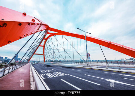 Pont avec abstract constructions métalliques à Séoul en cloud sky Banque D'Images