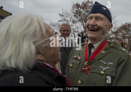 Le colonel de l'US Air Force à la retraite Gail Halvorsen, un C-52 Skymaster pilote a également connu sous le nom de Candy Bomber, visites avec Gisela Rainare, un ancien employé civil à l'ancienne Base aérienne principale Frankfurt, Allemagne, avant la cérémonie de réouverture du pont aérien de Berlin Memorial à l'extérieur de l'Aéroport International de Francfort, Allemagne, 22 novembre 2016. Les deux Halvorsen et Rainare a travaillé dans le cadre de le Pont Aérien de Berlin, également connu sous le nom d'opération Vittles, qui a livré plus de deux millions de tonnes de nourriture pour les citoyens d'un blocus de Berlin ouest entre juin 1948 et septembre 1949. Banque D'Images