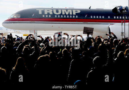 Des foules de gens regardent l'avion de candidat présidentiel républicain Donald Trump avant de parler à un rassemblement à l'aéroport régional de Dubuque, le 30 janvier 2016 à Dubuque, Iowa. Photo par Dennis Van Tine/UPI Banque D'Images