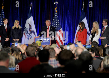 Melania Trump, Lara Yunaska, Eric Trump, Vanessa Haydon et Donald Trump Jr. écouter candidat présidentiel républicain Donald Trump parler après son entrée à la deuxième place à son caucus de l'Iowa de collecte de nuit le 1 février 2016 à Des Moines, Iowa. La sénateur Ted Cruz a remporté le caucus républicain de l'Iowa. Photo par Dennis Van Tine/UPI Banque D'Images