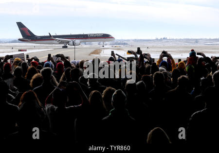 Des foules de gens regardent l'avion de candidat présidentiel républicain Donald Trump avant de parler à un rassemblement à l'aéroport régional de Dubuque, le 30 janvier 2016 à Dubuque, Iowa. Photo par Dennis Van Tine/UPI Banque D'Images