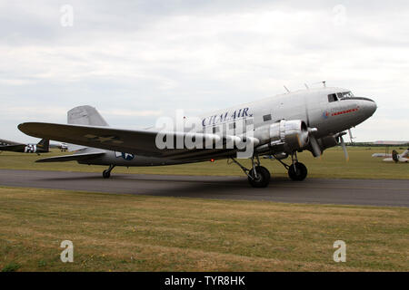 DC-3 français exploité par roulage à Duxford pendant le 75e anniversaire du jour des événements. Banque D'Images