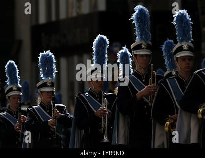 Une fanfare se déplace vers le bas l'itinéraire de la parade au défilé de la Saint-Patrick sur la Cinquième Avenue à New York City le 17 mars 2016. Le New York City Parade de la Saint Patrick est la plus ancienne et la plus grande Parade de la Saint Patrick dans le monde. La première parade a eu lieu le 17 mars 1762. Photo de John Angelillo/UPI Banque D'Images