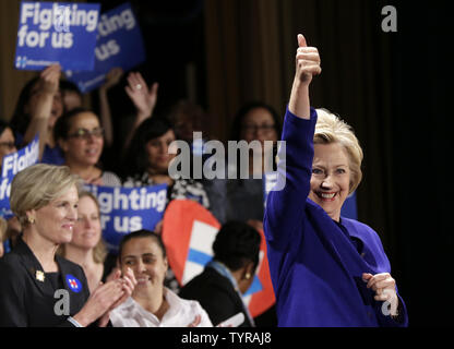 Candidat démocrate à la présidence américaine Hillary Clinton donne un coup de pouce avant qu'elle parle au New York Hilton Midtown le 18 avril 2016 à New York. Le discours arrive à la veille de la Primaire de New York le 19 avril. Photo de John Angelillo/UPI Banque D'Images