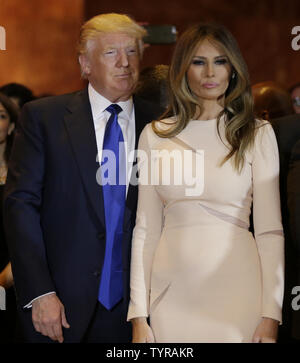 Candidat républicain à la présidence, Donald Trump et épouse Melania Trump entrer avant l'atout de Donald parle après sa première victoire à New York Trump Tower le 19 avril 2016 à New York. Hillary Clinton a été le gagnant sur le côté démocratique. Photo de John Angelillo/UPI Banque D'Images