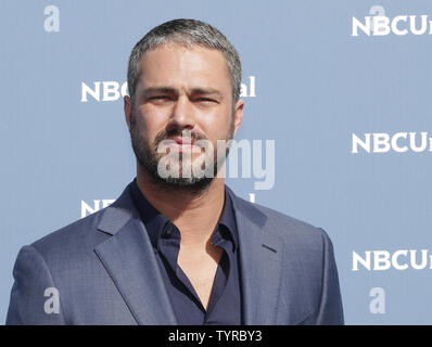 Taylor Kinney arrive sur le tapis l'Upfront NBCUNIVERSAL 2016 au Radio City Music Hall le 16 mai 2016 dans la ville de New York. Photo de John Angelillo/UPI Banque D'Images