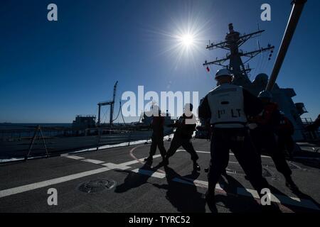 Océan Pacifique (nov. 13, 2016) Les marins à bord de la classe Arleigh Burke destroyer lance-missiles USS Sampson (DDG 102), la conduite d'un ravitaillement en mer en compagnie du navire néo-zélandais Endeavour (A11). Sampson fera rapport au Troisième flotte américaine, basée à San Diego, lors d'un déploiement à l'ouest du Pacifique dans le cadre de la flotte américaine du Pacifique visant à étendre la fonctions de commandement et de contrôle de la flotte de tiers dans la région. Banque D'Images