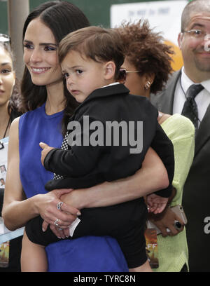 Jordana Brewster et son fils Julian arrivent sur le tapis rouge à la Teenage Mutant Ninja Turtles : De l'ombre Première Mondiale au Madison Square Garden le 22 mai 2016 dans la ville de New York. Photo de John Angelillo/UPI Banque D'Images