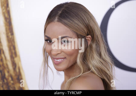 Ciara arrive sur le tapis rouge à la CFDA Fashion Awards 2016 au Hammerstein Ballroomon 6 juin 2016 à New York. Photo de John Angelillo/UPI Banque D'Images