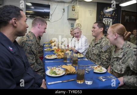 (Nov. 22, 2016) Secrétaire de la Marine (SECNAV) Ray Mabus mange à midi avec marins et Marines à bord du navire d'assaut amphibie USS Makin Island (DG 8). Mabus visité Makin Island dans le cadre d'une tournée internationale pour répondre marins et Marines, et de gouvernement et les chefs militaires. Banque D'Images