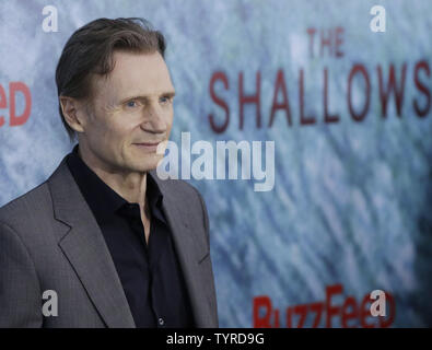 Liam Neeson arrive sur le tapis rouge à la première mondiale des eaux peu profondes dans l'AMC Loews Lincoln Square le 21 juin 2016 à New York. Photo de John Angelillo/UPI Banque D'Images