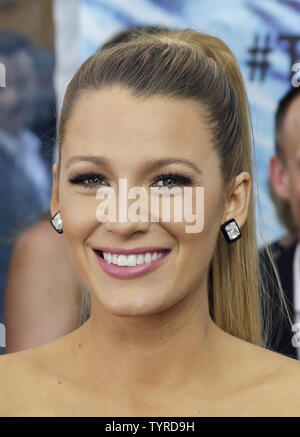 Blake Lively arrive sur le tapis rouge à la première mondiale des eaux peu profondes dans l'AMC Loews Lincoln Square le 21 juin 2016 à New York. Photo de John Angelillo/UPI Banque D'Images