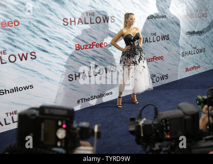 Blake Lively arrive sur le tapis rouge à la première mondiale des eaux peu profondes dans l'AMC Loews Lincoln Square le 21 juin 2016 à New York. Photo de John Angelillo/UPI Banque D'Images