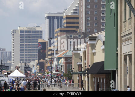 Les gens se rassemblent sur la promenade avant de candidat démocrate à la présidence américaine Hillary Clinton prononce un discours par le fermé Trump Plaza sur l'Atlantic City boardwalk d'Atlantic City, NJ le 6 juillet 2016. Hillary Clinton après l'accueilli les gens en grève en dehors de Trump Taj Mahal. Le mardi F.B.I. directeur, James B. Comey a recommandé aucune accusation pénale contre Hillary Clinton pour son traitement d'informations classées confidentielles lorsqu'elle était secrétaire d'état. Photo de John Angelillo/UPI Banque D'Images