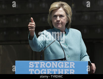 Candidat démocrate à la présidence américaine Hillary Clinton prononce un discours par le fermé Trump Plaza sur l'Atlantic City boardwalk d'Atlantic City, NJ le 6 juillet 2016. Hillary Clinton après l'accueilli les gens en grève en dehors de Trump Taj Mahal. Le mardi F.B.I. directeur, James B. Comey a recommandé aucune accusation pénale contre Hillary Clinton pour son traitement d'informations classées confidentielles lorsqu'elle était secrétaire d'état. Photo de John Angelillo/UPI Banque D'Images