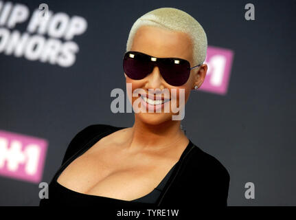 L'Amber Rose arrive sur le tapis rouge à la 2016 VH1 Hip Hop Distinctions : All Hail The Queens à David Geffen Hall le 11 juillet 2016 à New York City le 11 juillet 2016 à New York. Photo par Dennis Van Tine/UPI Banque D'Images