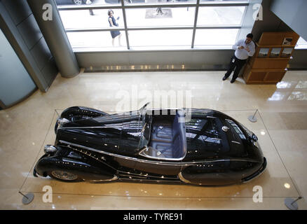 Une rare et très convoité Alfa Romeo d'avant-guerre est sur l'affichage à Sotheby's à New York le 21 juillet 2016. La prochaine adjudication représente la première fois qu'un exemple de cette extrêmement rare Alfa a été offert à la vente publique de ce siècle. La voiture devrait dépasser l'actuel record pour une voiture vendue avant-guerre lorsqu'il se met aux enchères le mois prochain. L'enregistrement courant pour toute voiture d'avant-guerre aux enchères est 11 770 000 $ pour un 1936 Mercedes-Benz 540 K Roadster spécial vendu en 2012. Photo de John Angelillo/UPI Banque D'Images