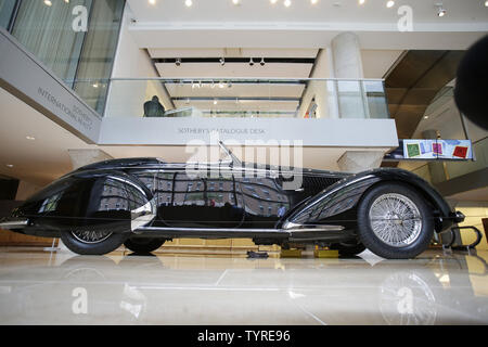 Une rare et très convoité Alfa Romeo d'avant-guerre est sur l'affichage à Sotheby's à New York le 21 juillet 2016. La prochaine adjudication représente la première fois qu'un exemple de cette extrêmement rare Alfa a été offert à la vente publique de ce siècle. La voiture devrait dépasser l'actuel record pour une voiture vendue avant-guerre lorsqu'il se met aux enchères le mois prochain. L'enregistrement courant pour toute voiture d'avant-guerre aux enchères est 11 770 000 $ pour un 1936 Mercedes-Benz 540 K Roadster spécial vendu en 2012. Photo de John Angelillo/UPI Banque D'Images