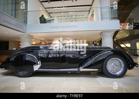 Une rare et très convoité Alfa Romeo d'avant-guerre est sur l'affichage à Sotheby's à New York le 21 juillet 2016. La prochaine adjudication représente la première fois qu'un exemple de cette extrêmement rare Alfa a été offert à la vente publique de ce siècle. La voiture devrait dépasser l'actuel record pour une voiture vendue avant-guerre lorsqu'il se met aux enchères le mois prochain. L'enregistrement courant pour toute voiture d'avant-guerre aux enchères est 11 770 000 $ pour un 1936 Mercedes-Benz 540 K Roadster spécial vendu en 2012. Photo de John Angelillo/UPI Banque D'Images