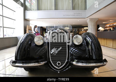 Une rare et très convoité Alfa Romeo d'avant-guerre est sur l'affichage à Sotheby's à New York le 21 juillet 2016. La prochaine adjudication représente la première fois qu'un exemple de cette extrêmement rare Alfa a été offert à la vente publique de ce siècle. La voiture devrait dépasser l'actuel record pour une voiture vendue avant-guerre lorsqu'il se met aux enchères le mois prochain. L'enregistrement courant pour toute voiture d'avant-guerre aux enchères est 11 770 000 $ pour un 1936 Mercedes-Benz 540 K Roadster spécial vendu en 2012. Photo de John Angelillo/UPI Banque D'Images