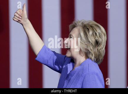 Candidat démocrate à la présidence américaine Hillary Clinton donne un coup de pouce après qu'elle prononce un discours avec le Vice-président des États-Unis Joe Biden à Riverfront Sports à Scranton, Pennsylvanie le 15 août 2016. Photo de John Angelillo/UPI Banque D'Images