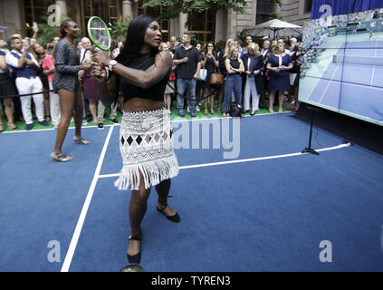 Les joueurs de tennis Serena Williams et Venus Williams participer à un tournoi de tennis virtuel à Lotte New York Palace le 25 août 2016 dans la ville de New York. L'US Open Tennis Championships commence le lundi. Photo de John Angelillo/UPI Banque D'Images