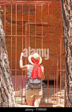 Femme regardant à l'ancienne grotte préhistorique peintures dans les Montes Universales à Albarracin Aragon Espagne Banque D'Images