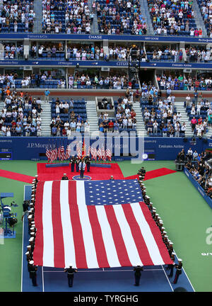 Norm Lewis chante l'hymne national comme un gigantesque drapeau américain s'affiche pendant la cérémonie d'ouverture des finales du championnat de match à l'US Open Tennis Championships à l'USTA Billie Jean King National Tennis Center à New York, le 11 septembre 2016. Monika Graff/UPI Banque D'Images