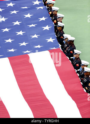 Un immense drapeau américain s'affiche pendant la cérémonie d'ouverture des finales du championnat de match à l'US Open Tennis Championships à l'USTA Billie Jean King National Tennis Center à New York, le 11 septembre 2016. Monika Graff/UPI Banque D'Images