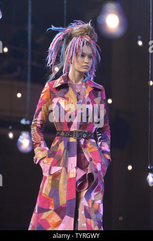 Gigi Hadid promenades sur la piste au défilé de Marc Jacobs lors de la Fashion Week de New York : au Hammerstein Ballroom à New York le 15 septembre 2016. Photo par Andrea Hanks/UPI Banque D'Images