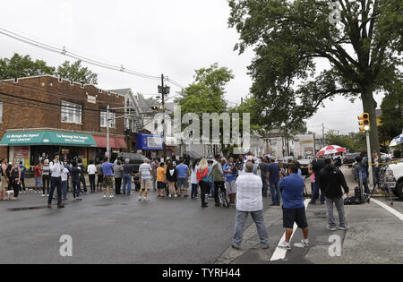 Les spectateurs, les médias, les enquêteurs du FBI et de la police de recueillir à l'extérieur premier Américain Fried Chicken après Ahmad Khan Rahami, l'homme responsable de l'État de New York et du New Jersey à la bombe, a été arrêté par la police le 19 septembre 2016 à Elizabeth, New Jersey. Deux jours avant, l'explosion d'une bombe a explosé sur West 23rd Street à Manhattan autour de 8:30 h le samedi, blessant 29 personnes sur West 23rd Street à Manhattan. L'homme responsable de l'explosion à Manhattan le samedi soir et un bombardement plus tôt dans le New Jersey, Ahmad Khan Rahami, a été placé en garde à vue lundi après qu'il a été blessé Banque D'Images