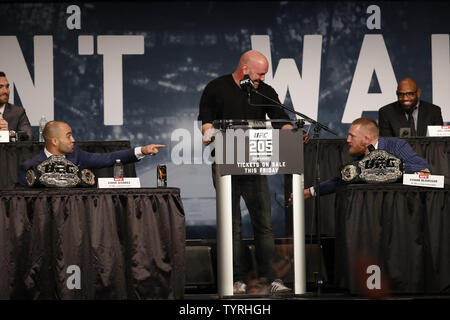 Le président de l'UFC Dana White se dresse entre l'UFC champion poids plume Conor McGregor et UFC champion léger Eddie Alvarez lorsque qu'ils crient à l'autre à l'UFC 205 événement presse au Madison Square Garden le 27 septembre 2016 à New York. L'UFC 205 aura lieu au MSG le 12 novembre 2016. Photo de John Angelillo/UPI Banque D'Images