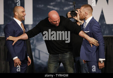 Le président de l'UFC Dana White se dresse entre l'UFC champion poids plume Conor McGregor et UFC champion léger Eddie Alvarez lorsqu'ils font face à l'événement de presse de l'UFC 205 au Madison Square Garden le 27 septembre 2016 à New York. L'UFC 205 aura lieu au MSG le 12 novembre 2016. Photo de John Angelillo/UPI Banque D'Images