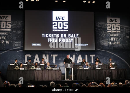 Le président de l'UFC Dana White est à la tribune avec les concurrents à l'UFC 205 événement presse au Madison Square Garden le 27 septembre 2016 à New York. L'UFC 205 aura lieu au MSG le 12 novembre 2016. Photo de John Angelillo/UPI Banque D'Images