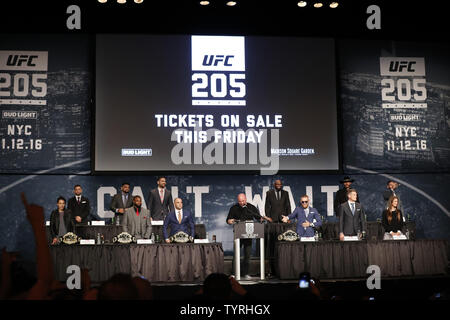 Le président de l'UFC Dana White est à la tribune avec les concurrents à l'UFC 205 événement presse au Madison Square Garden le 27 septembre 2016 à New York. L'UFC 205 aura lieu au MSG le 12 novembre 2016. Photo de John Angelillo/UPI Banque D'Images