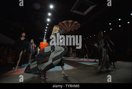 Les modèles posent lors de la finale sur la piste à la Christian Siriano montrer lors de la Fashion Week de New York : en Artbeam à New York le 10 septembre 2016. Photo par Andrea Hanks/UPI Banque D'Images