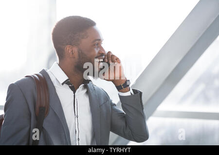 En attente de départ. Businessman Making Phone Call Banque D'Images