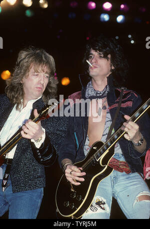 Nous rocvk avec groupe Aerosmith Brad Whitford à gauche et Joe Perry à propos de 1986 au Forum de Los Angeles, Californie. Photo : Jeffrey Mayer Banque D'Images