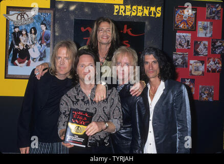 Groupe de rock américain Aerosmith à Tower Records sur Sunset Boulevard, Los Angeles, pour un livre signature le 17 octobre 1997. Photo : Jeffrey Mayer Banque D'Images