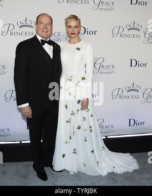 Son Altesse Sérénissime le Prince Albert II de Monaco et Son Altesse Sérénissime la Princesse Charlene de Monaco arrivent sur le tapis rouge à la 2016 Princess Grace awards gala au Cipriani 25 Broadway le 24 octobre 2016 dans la ville de New York. Photo de John Angelillo/UPI Banque D'Images