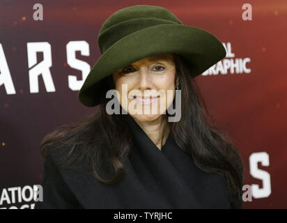 Julie Taymor arrive sur le tapis rouge à la National Geographic Channel 'MARS' New York Création le 26 octobre 2016 à New York City Photo de John Angelillo/UPI Banque D'Images