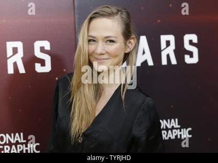 Louisa Krause arrive sur le tapis rouge à la National Geographic Channel 'MARS' New York Création le 26 octobre 2016 à New York City Photo de John Angelillo/UPI Banque D'Images