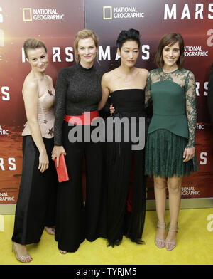 Anamaria Marinca, Cosima Shaw, Jihae et Clementine Poidatz arrivent sur le tapis rouge à la National Geographic Channel 'MARS' New York Création le 26 octobre 2016 à New York City Photo de John Angelillo/UPI Banque D'Images