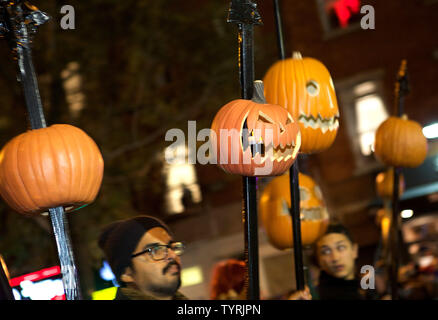 Les gens portent des citrouilles sculptées comme ils font partie de la 43e parade annuelle de l'Halloween le 31 octobre 2016 dans la ville de New York. Des milliers de personnes participent à la parade qui dispose de méthodes traditionnelles et non traditionnelles, les costumes des danseurs, marionnettes géantes et de la musique. Monika Graff/UPI Banque D'Images